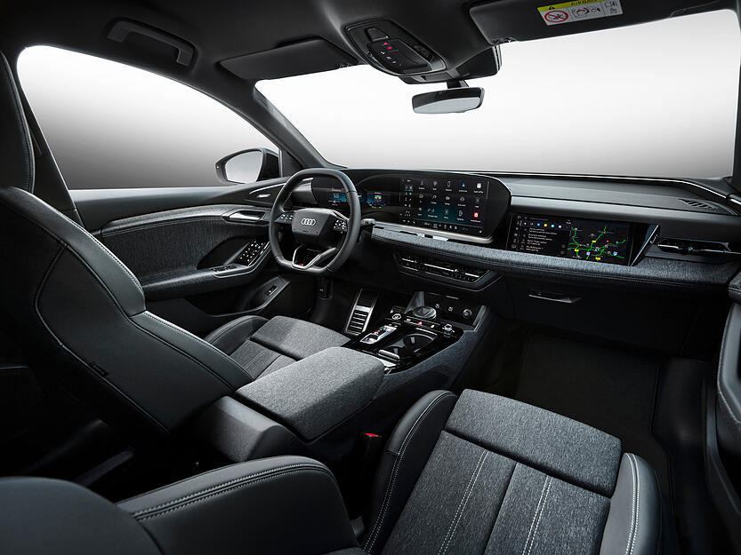 Innen setzt Audi auf ein vollständig digitales Cockpit (11,9 Zoll), das fließend in ein 14,5 Zoll großes Curved Display übergeht und stark dem Fahrer zugeneigt ist.