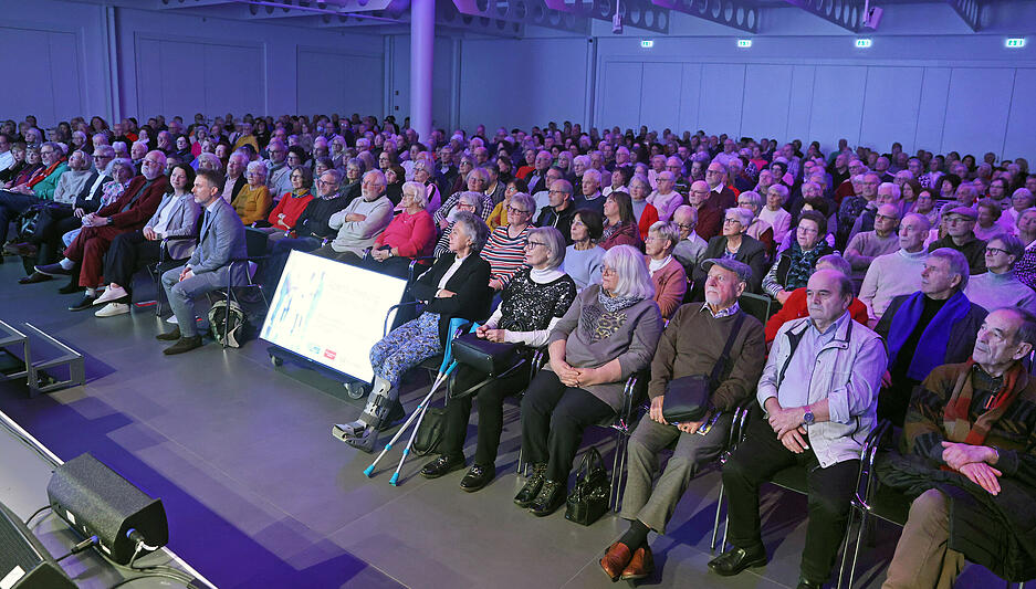 Volles Haus bei der medizinischen Abendvorlesung unter der Pyramide der Kreissparkasse.