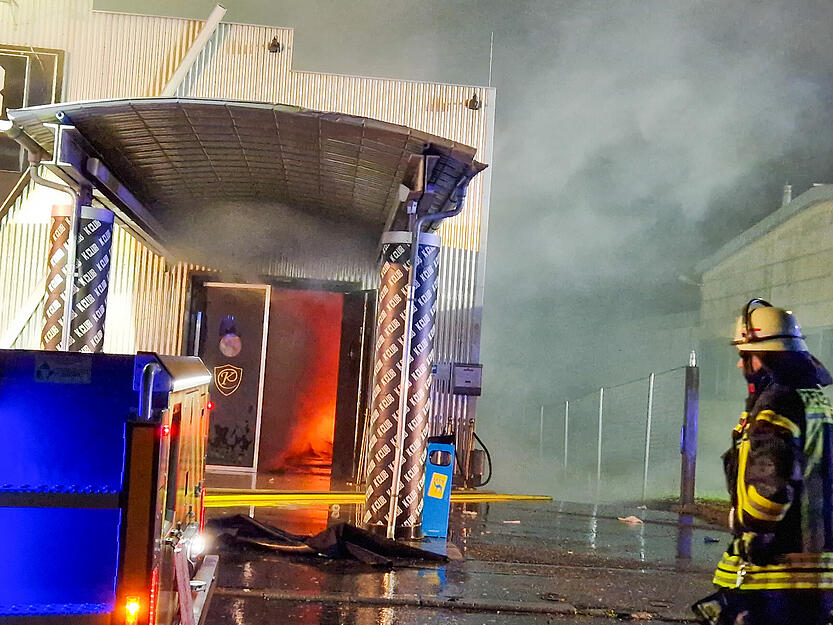 Das Feuer griff auf das gesamte Gebäude im Ortenaukreis über. Das Feuer griff auf das gesamte Gebäude im Ortenaukreis über.