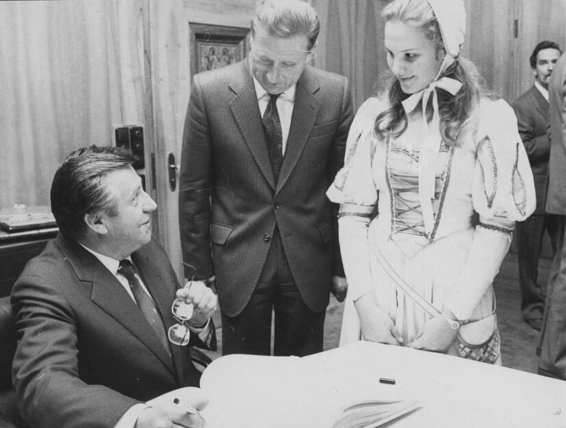 24. Oktober 1988: Fritz Krause, der Oberbürgermeister von Frankfurt (Oder), trägt sich beim Gegenbesuch ins Goldene Buch der Stadt Heilbronn ein. Neben ihm Heilbronns OB Manfred Weinmann und Käthchen Isabel Mössle.
