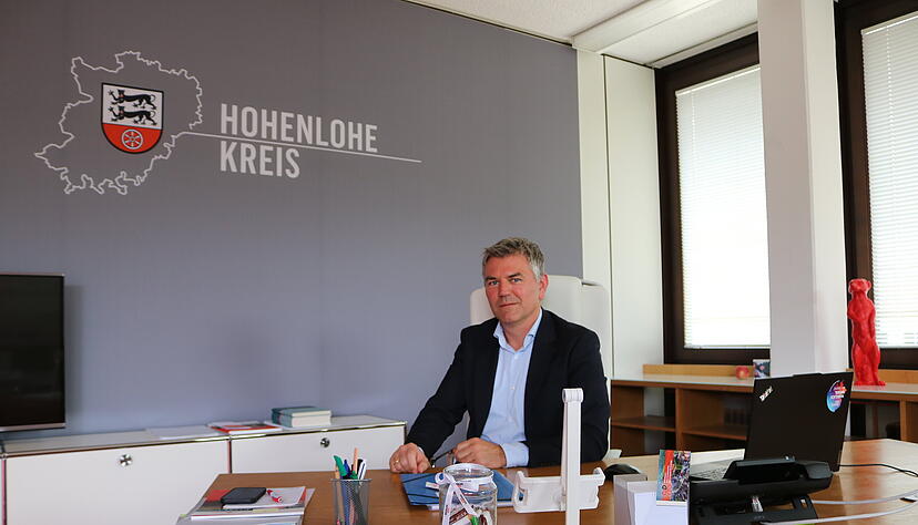Landrat Ian Schölzel an seinem Arbeitsplatz im Landratsamt Künzelsau. Der 48-Jährige ist seit drei Monaten der erste Mann im Hohenlohekreis. Foto: Ralf Reichert
