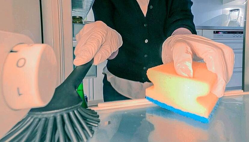 Weil die Rente nicht üppig ausfällt, verdienen sich manche Frauen und Männer im Ruhestand noch etwas dazu, zum Beispiel als Reinigungskraft. Weil die Rente nicht üppig ausfällt, verdienen sich manche Frauen und Männer im Ruhestand noch etwas dazu, zum Beispiel als Reinigungskraft.