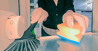 Weil die Rente nicht üppig ausfällt, verdienen sich manche Frauen und Männer im Ruhestand noch etwas dazu, zum Beispiel als Reinigungskraft.