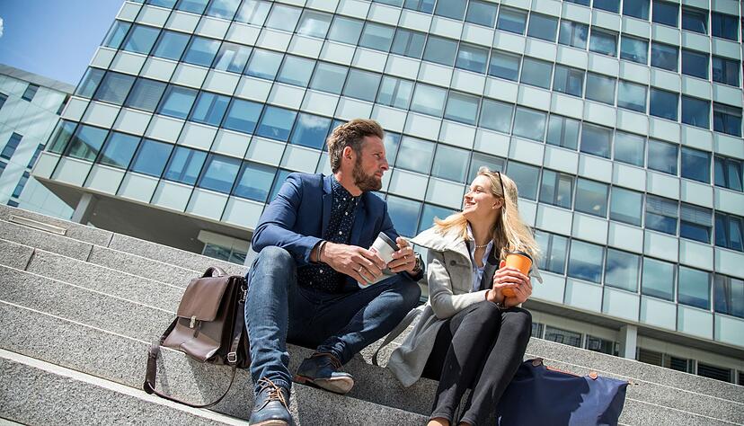 Beim netten Plausch mit dem Kollegen über das Gehalt austauschen? Manche Arbeitsverträge wollen das unterbinden. Beim netten Plausch mit dem Kollegen über das Gehalt austauschen? Manche Arbeitsverträge wollen das unterbinden.