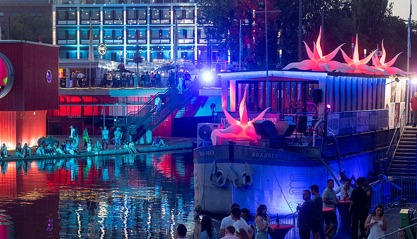 Drei Tage lang verwandelte sich der Neckar in Heilbronn beim Lichterfest in ein buntes Farbenmeer. Am Samstag endete das Sommer-Event mit Musik, bunten Lichtern und zahlreichen Besuchern. Drei Tage lang verwandelte sich der Neckar in Heilbronn beim Lichterfest in ein buntes Farbenmeer. Am Samstag endete das Sommer-Event mit Musik, bunten Lichtern und zahlreichen Besuchern.