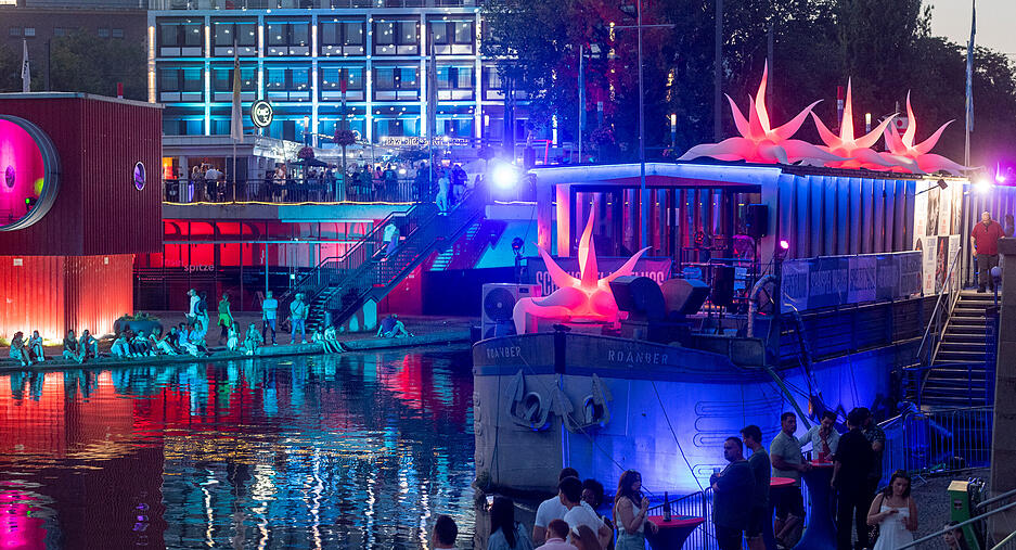 Drei Tage lang verwandelte sich der Neckar in Heilbronn beim Lichterfest in ein buntes Farbenmeer. Am Samstag endete das Sommer-Event mit Musik, bunten Lichtern und zahlreichen Besuchern. Drei Tage lang verwandelte sich der Neckar in Heilbronn beim Lichterfest in ein buntes Farbenmeer. Am Samstag endete das Sommer-Event mit Musik, bunten Lichtern und zahlreichen Besuchern.