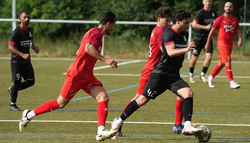 Halil Ibrahim Yildirim (vorne rechts) ist seit der Winterpause der Abwehrchef in der Dreierkette von Türkspor Eppingen. Halil Ibrahim Yildirim (vorne rechts) ist seit der Winterpause der Abwehrchef in der Dreierkette von Türkspor Eppingen.