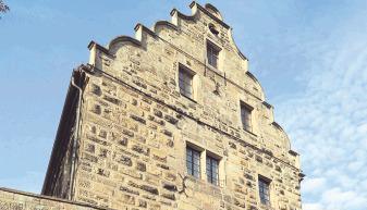 Auf allen Seiten freigelegt: Der Palas ist beherrschender Teil der Anlage. Bei der Sanierung wurden die Mauern mit den Buckelquadern aus Schilfsandstein gerichtet. Auf allen Seiten freigelegt: Der Palas ist beherrschender Teil der Anlage. Bei der Sanierung wurden die Mauern mit den Buckelquadern aus Schilfsandstein gerichtet.