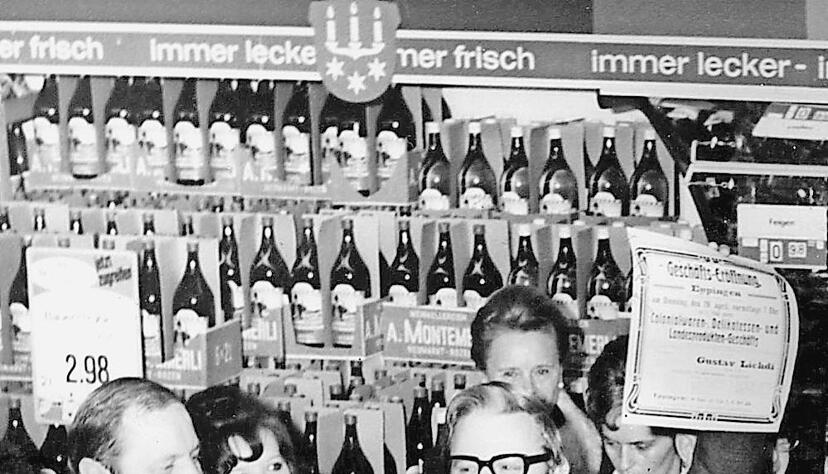 Diether Götz Lichdi zeigt bei einer Eröffnung in Eppingen im Dezember 1972 ein altes Werbeplakat. Ein Jahr später war die Firma verkauft.