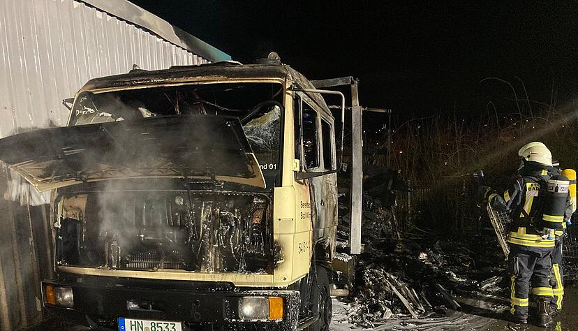 Ein Fahrzeug des DRK Bevölkerungsschutzes fing bei der Feuerwehr in Bad Wimpfen Feuer.