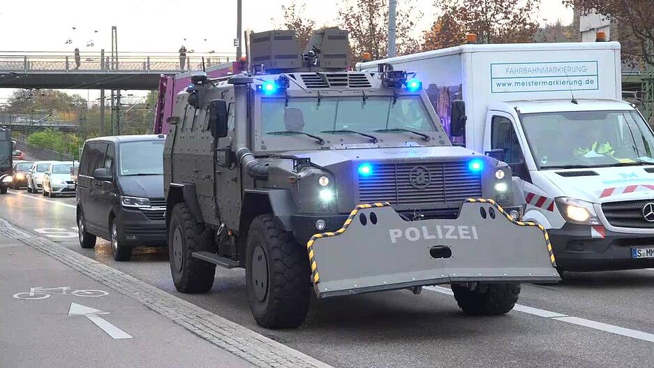 Eine Person sei von einem Balkon gerettet worden. Wegen des Brandes seien derzeit Löscharbeiten im Gange, schreibt die Polizei weiter. Auch das SEK ist im Einsatz. Eine Person sei von einem Balkon gerettet worden. Wegen des Brandes seien derzeit Löscharbeiten im Gange, schreibt die Polizei weiter. Auch das SEK ist im Einsatz.