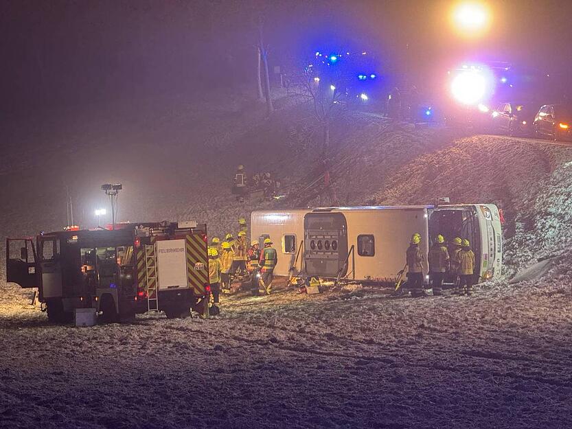 In Hochdorf-Hemmingen im Landkeis Ludwigsburg kommt es am Donnerstagabend zu einem Busunfall. Der Bus ist laut Polizei umgekippt und im Graben gelandet. 
Es gibt mehrere Verletzte, eine Person eingeklemmt, die Rettungskräfte sind im Einsatz.