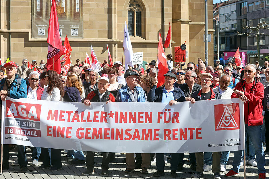 Teilnehmer des Protestmarschs forderten bessere Arbeitsbedingungen und sichere Jobs.