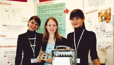 Die Schabenforscherinnen vom Heilbronner Mönchsee-Gymnasium: Liane Zwetzich, Lisa Ganßer und Diana Zwetzich. Sie wiesen nach, dass Schaben bei Flügen USA-Europa durchaus an Jetlag leiden können.
Foto: Henry Doll Die Schabenforscherinnen vom Heilbronner Mönchsee-Gymnasium: Liane Zwetzich, Lisa Ganßer und Diana Zwetzich. Sie wiesen nach, dass Schaben bei Flügen USA-Europa durchaus an Jetlag leiden können.
Foto: Henry Doll
