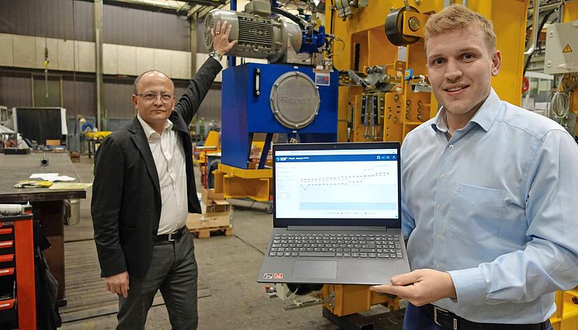 Tobias Rieker zeigt auf dem Laptop, wie sich die Preise f&uuml;r Ersatzteile entwickeln. F&uuml;r Hans-J&ouml;rg Vollert ein Tool, das sich in kurzer Zeit bezahlt macht.
Foto: Christian Gleichauf