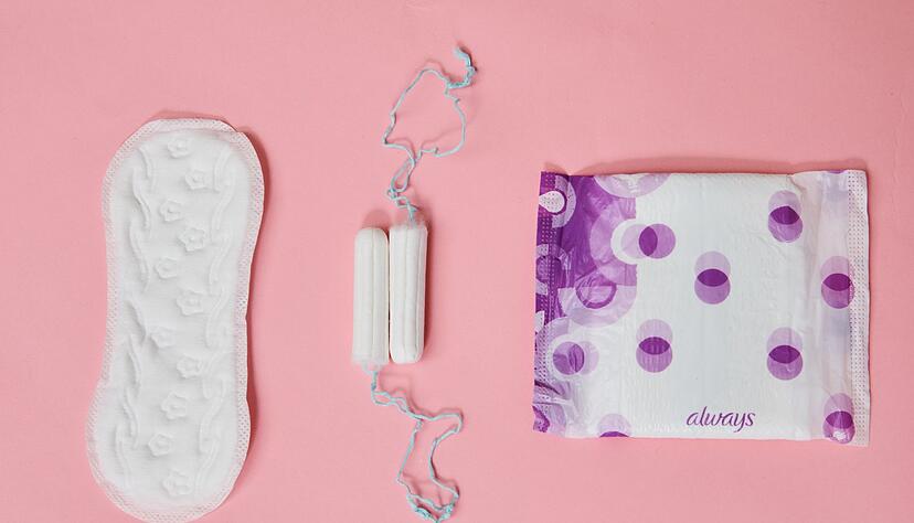 Eine Mehrheit der Deutschen befürwortet laut einer Umfrage kostenlose Menstruationsprodukte in öffentlichen Gebäuden. Eine Mehrheit der Deutschen befürwortet laut einer Umfrage kostenlose Menstruationsprodukte in öffentlichen Gebäuden.