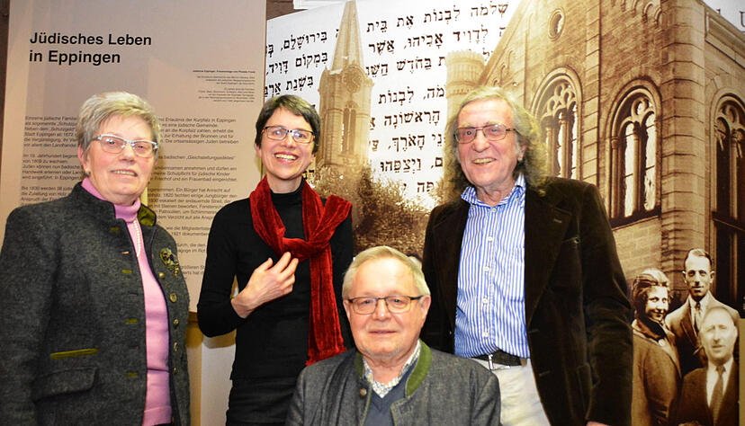 Gruppenbild in der Alten Uni (von links): Traudel und Bernd Röcker (sitzend), Elisabeth Hilbert und Alfred Götz (von links).
Foto: Ulrike Plapp-Schirmer Gruppenbild in der Alten Uni (von links): Traudel und Bernd Röcker (sitzend), Elisabeth Hilbert und Alfred Götz (von links).
Foto: Ulrike Plapp-Schirmer