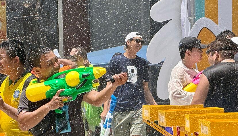 Bei der gro&szlig;en Hitze bieten die Wasserschlachten eine willkommene Abk&uuml;hlung.