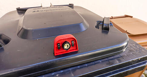 Schwerkraftschl&ouml;sser sch&uuml;tzen die Abfallbeh&auml;lter vor Fremdm&uuml;ll.