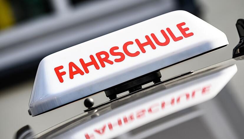 Ein Fahrsch&uuml;ler tritt betrunken zu einer Fahrstunde in Hasel&uuml;nne an und wird von der Polizei gestoppt. (Symbolbild)