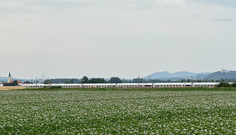 Der ICE blieb nach dem Angriff in der N&auml;he von Stra&szlig;kirchen auf offener Strecke stehen.