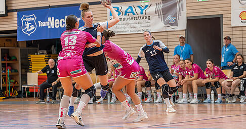 Selbstkritisch aber auch mit viel Vorfreude blickt Neckarsulms Neuzugang Meret Ossenkopp (mit Ball) auf die anstehende Saison.