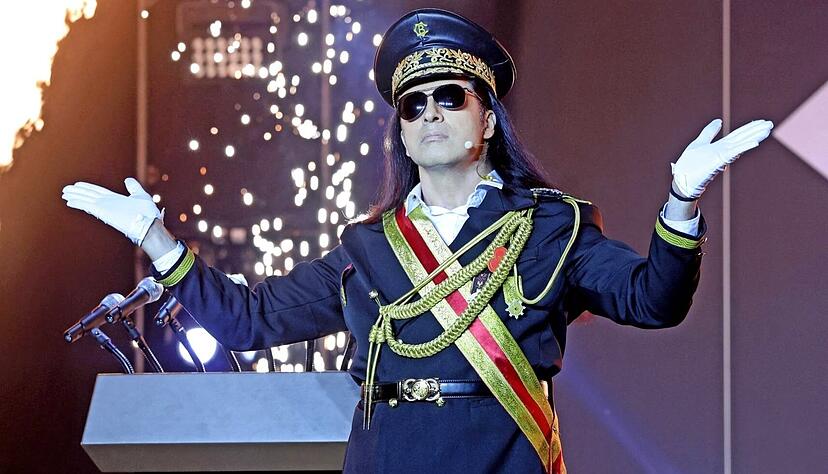 Hier herrschen Zucht und Ordnung: B&uuml;lent Ceylan gibt den Diktat&uuml;rk und wird hemmungslos entlarvend in weitere Kunstfiguren schl&uuml;pfen &ndash; sehr zur hellen Freude seiner 2700 Fans im Redblue in Heilbronn.