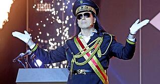 Hier herrschen Zucht und Ordnung: B&uuml;lent Ceylan gibt den Diktat&uuml;rk und wird hemmungslos entlarvend in weitere Kunstfiguren schl&uuml;pfen &ndash; sehr zur hellen Freude seiner 2700 Fans im Redblue in Heilbronn.