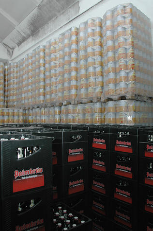 Volle Lager fast bis zur Decke: Volksfestbier und Partyf&auml;sser stehen herum.