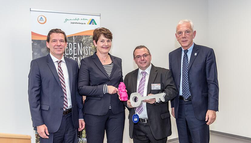 Symbolische Schlüsselübergabe: (v.l.) Generalunternehmer Joachim Kruck, DJH-Landesvorsitzende Susanne Pacher, Hausleiter Oliver Schulz, OB Harry Mergel.
