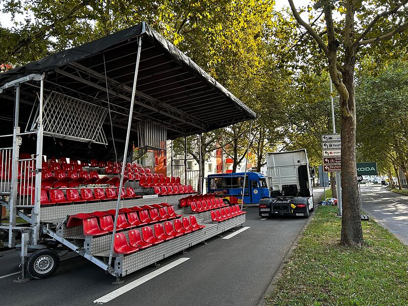 Den Zuschauern stehen einige Sitzplätze kurz vor dem Ziel auf der Theresienwiese zur Verfügung. Den Zuschauern stehen einige Sitzplätze kurz vor dem Ziel auf der Theresienwiese zur Verfügung.