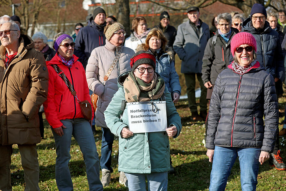 Die Kassen&auml;rztliche Vereinigung schlie&szlig;t 18 &auml;rztliche Bereitschaftspraxen im Land. Auch der Standort der Notfallpraxis in Brackenheim ist davon betroffen. Zahlreiche Menschen haben deshalb im Brackenheimer Wiesental neben dem B&uuml;rgerzentrum demonstriert.