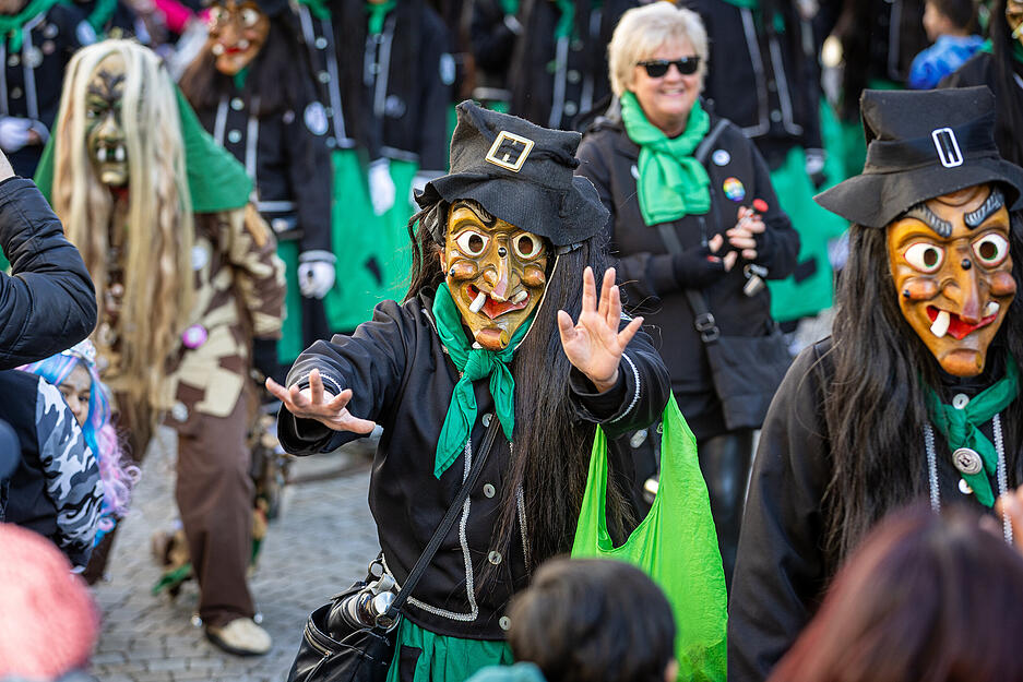 Die Kraichgauhexen sorgten beim Leiergassenumzug in Eppingen für Stimmung. Mit Maske und Häs zogen sie durch die Stadt.