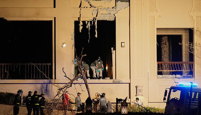 Feuerwehrleute und Rettungskr&auml;fte inspizieren Sch&auml;den im Fairmont The Palm Hotel in Dubai.
