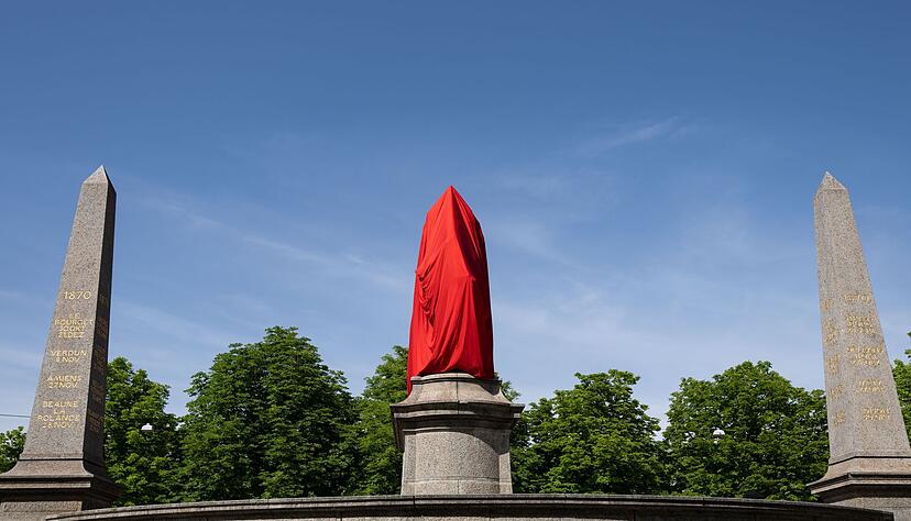 Ein Denkmal von Kaiser Wilhelm I. ist mit einem roten Tuch verhüllt. Ein Denkmal von Kaiser Wilhelm I. ist mit einem roten Tuch verhüllt.