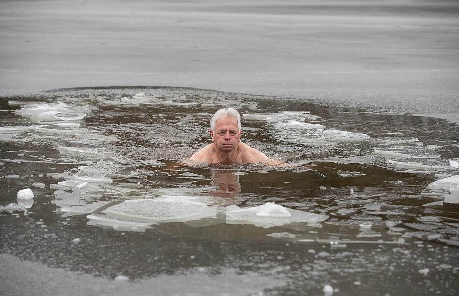 Roland Schweizer beim Eisbaden