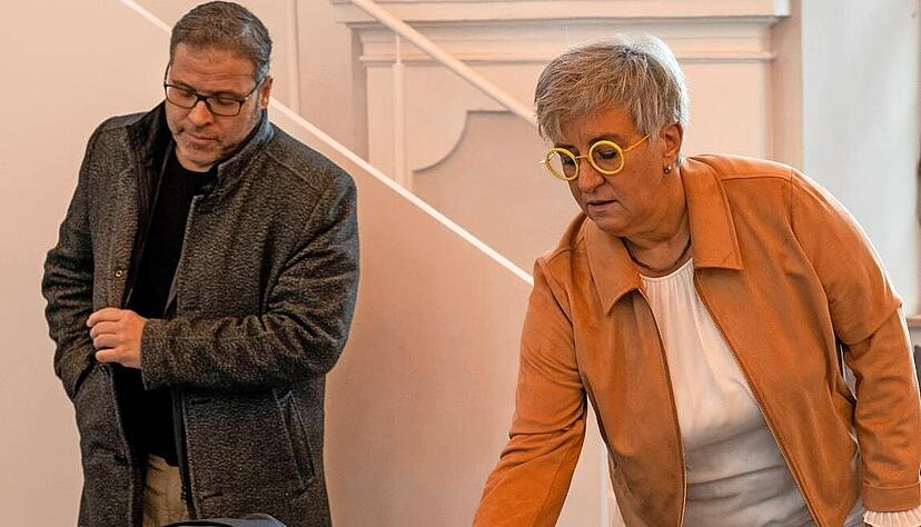 Heike Naber − hier im Landgericht Ellwangen mit ihrem Anwalt Hans-Jochen Schnepfer − wehrt sich gegen den Vorwurf der Urkundenfälschung. Heike Naber − hier im Landgericht Ellwangen mit ihrem Anwalt Hans-Jochen Schnepfer − wehrt sich gegen den Vorwurf der Urkundenfälschung.