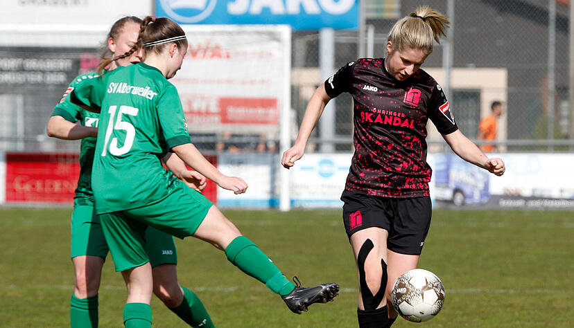 Die Neuensteinerin Jana Uhl (rechts) versucht, sich durchzusetzen. Bisher spielten die Pink Ladies eine starke R&uuml;ckrunde und k&ouml;nnen nach oben blicken.
Foto: Kurt Gesper