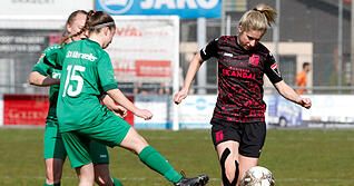 Die Neuensteinerin Jana Uhl (rechts) versucht, sich durchzusetzen. Bisher spielten die Pink Ladies eine starke R&uuml;ckrunde und k&ouml;nnen nach oben blicken.
Foto: Kurt Gesper