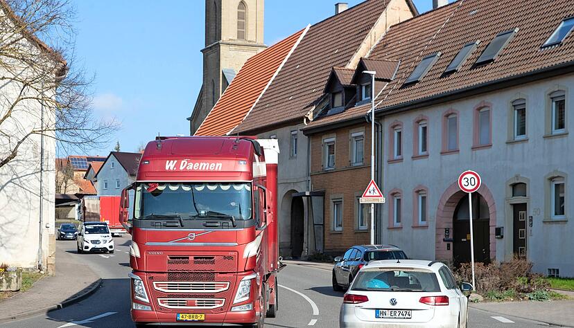 Lärm und Schäden: Vor allem die Lkw gelten als große Belastung für den Eppinger Ortsteil. Seit 30 Jahren kämpft der Ort um eine Umgehungsstraße.
Foto: Andreas Veigel Lärm und Schäden: Vor allem die Lkw gelten als große Belastung für den Eppinger Ortsteil. Seit 30 Jahren kämpft der Ort um eine Umgehungsstraße.
Foto: Andreas Veigel