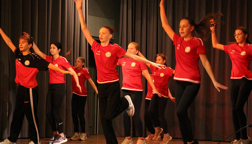 Schwungvoll begrüßte die Tanz-AG der Sekundarstufe den neuen Schulleiter zum Song „APT.“ von Bruno Mars und Rosé .