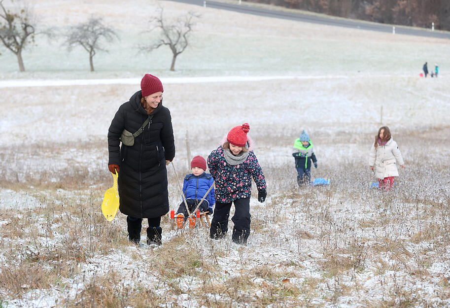 Bei Schnee wird der beliebte Hang zum Treffpunkt f&uuml;r Schlittenfahrer und Familien.