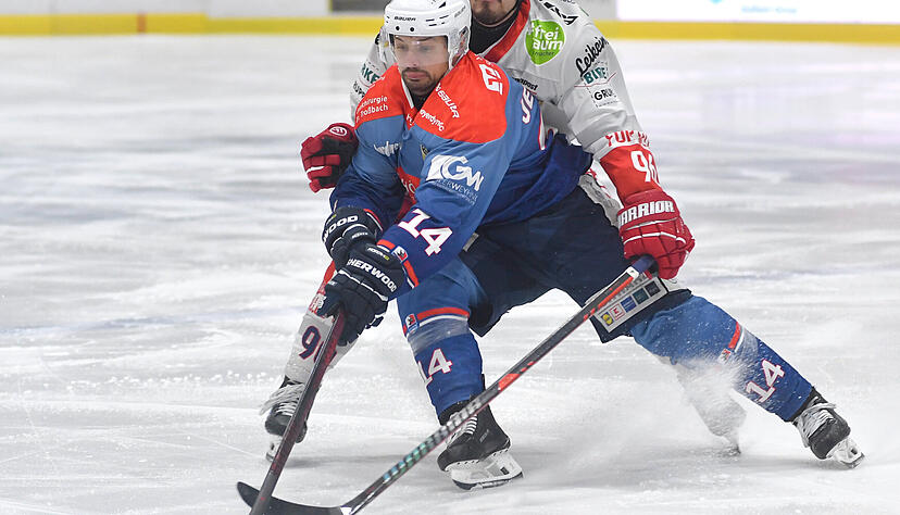 Niklas Jentsch (vorne) war in F&uuml;ssen einer der auff&auml;lligsten Spieler der Heilbronner Falken. Im Vier-gegen-drei belohnte er sich im Schlussabschnitt mit einem Treffer f&uuml;r seinen Einsatz.