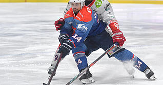 Niklas Jentsch (vorne) war in F&uuml;ssen einer der auff&auml;lligsten Spieler der Heilbronner Falken. Im Vier-gegen-drei belohnte er sich im Schlussabschnitt mit einem Treffer f&uuml;r seinen Einsatz.