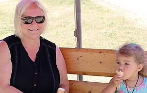 Eis schmeckt bei den Temperaturen Regina Vogelmann und Enkelin Lilli. Eis schmeckt bei den Temperaturen Regina Vogelmann und Enkelin Lilli.