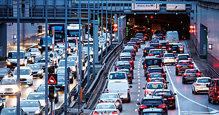 Vor allem im Berufsverkehr stauen sich die Autos schnell. Manche Autofahrer glauben, der Verkehr sei absichtlich so geregelt. Was ist dran an dieser These?