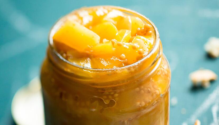 F&uuml;r spontane Mitbringpartys kann man vorsorgen: Gut, wenn man Selbstgemachtes wie dieses Mangochutney in der Vorratskammer hat.