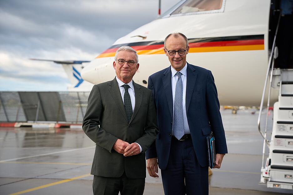 Friedrich Merz landete vor seinem Besuch in Heilbronn am Stuttgarter Flughafen, wo er vom baden-württembergischen Innenminister Thomas Strobl in Empfang genommen wurde.
