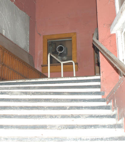 Das Foto zeigt der Aufgang zum Kassenbereich der Rössle-Lichtspiele im Jahr 2007.