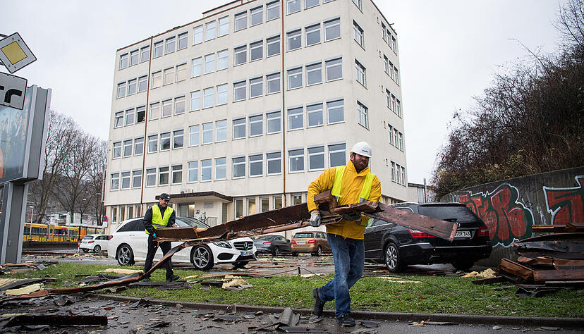 Arbeiter räumen in Stuttgart Teile eines Daches von der Straße, das durch Sturmtief "Burglind" beschädigt wurde.Foto: dpa Arbeiter räumen in Stuttgart Teile eines Daches von der Straße, das durch Sturmtief "Burglind" beschädigt wurde.Foto: dpa